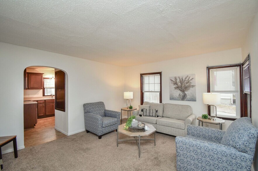 Building Photo - 306 S Chicago Ave