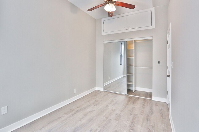 Building Photo - HUGE 5BED/2 bath in Wicker Park! Designer ...