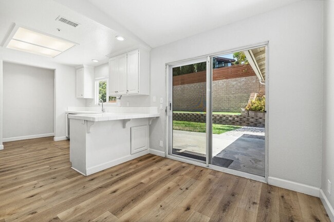 Building Photo - Beautiful 5 Bed, 2 Bath with Large Yard in Mount Helix!!