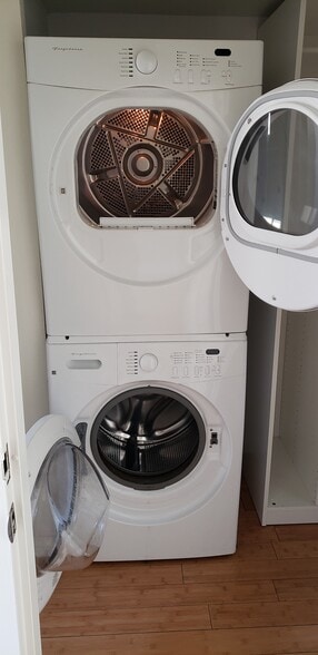 Full size washer-dryer - 1045 Pennsylvania Street