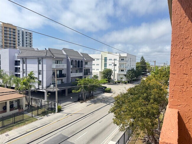 Building Photo - 677 SW 9th Ave