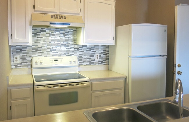 Building Photo - 2406 High Hollow Dr