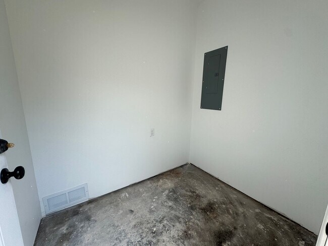 Building Photo - 3 Bedroom, 1 bath house with a bonus room