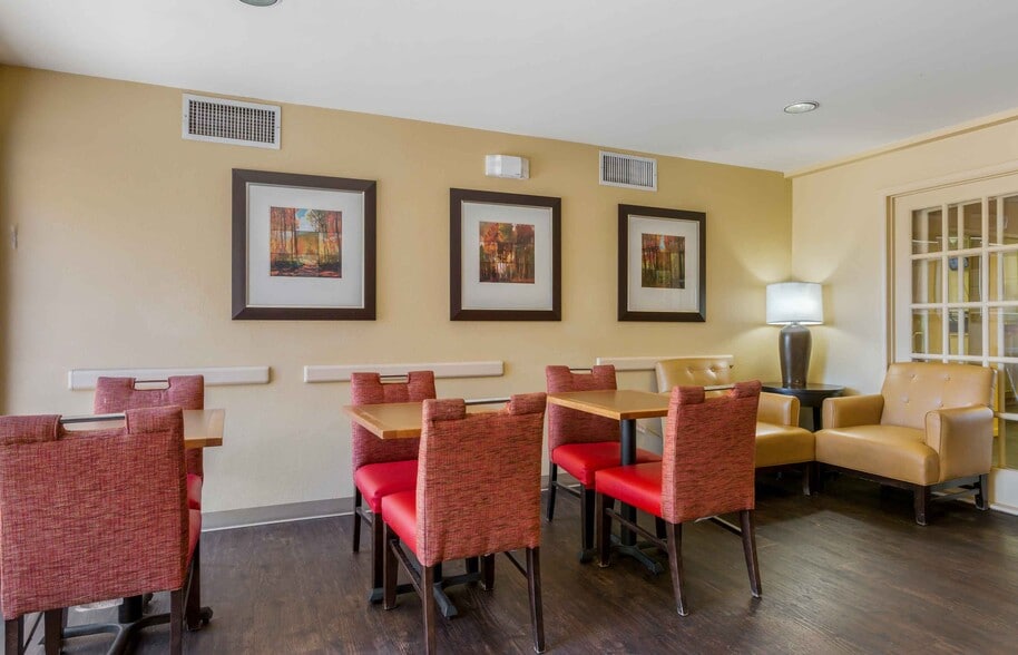 Building Photo - Furnished Studio-Phoenix - Airport - Tempe