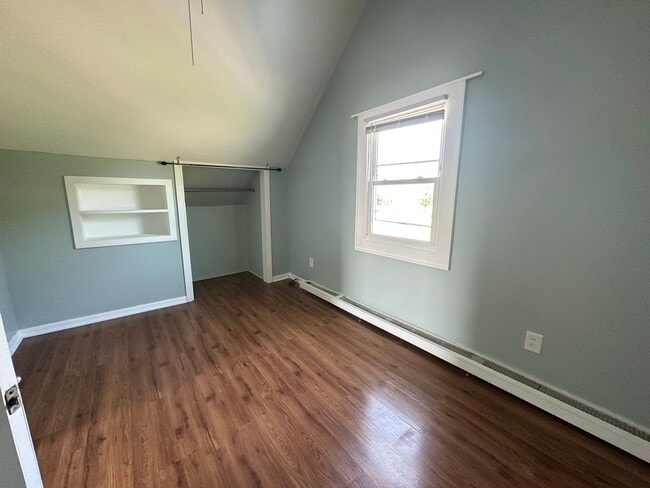 Building Photo - Two Bedroom Upper Unit!