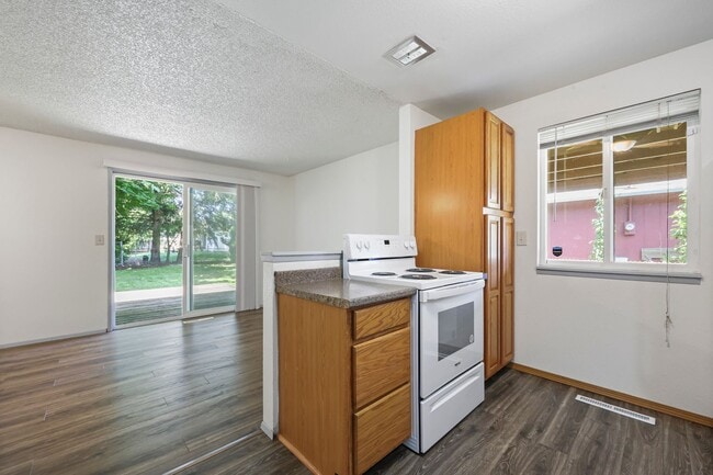Building Photo - Move in ready now! 3 bedroom rambler in NE...