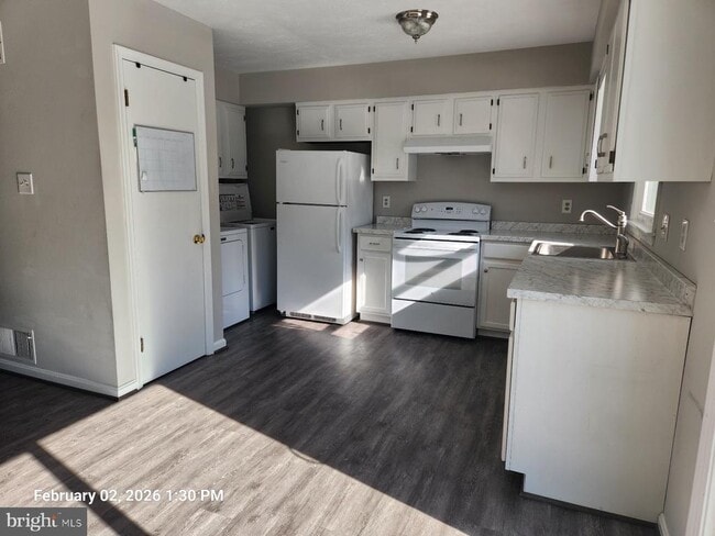 Building Photo - 1329 Robinhood Ln