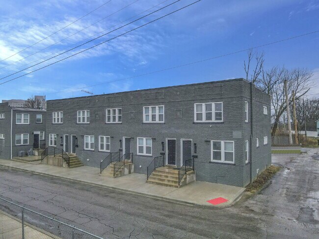 Building Photo - Modern 2BR Townhouse | Walk to Downtown | All Utilities Included