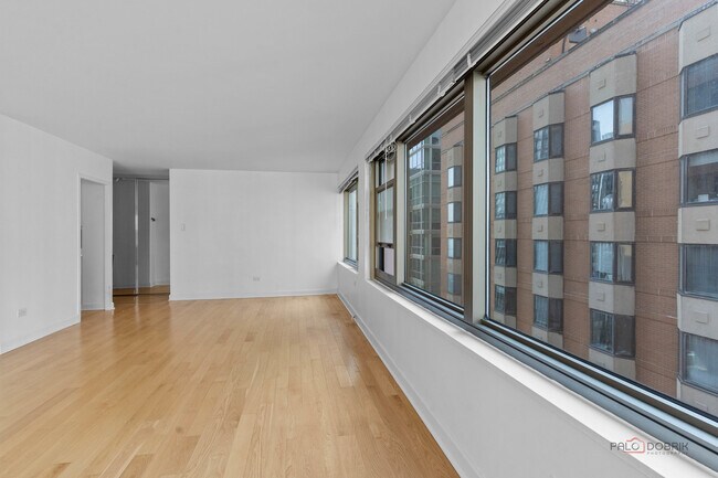 Building Photo - 247 E Chestnut St