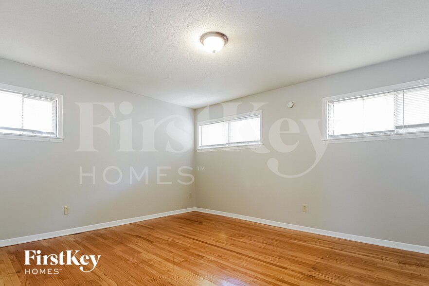 Building Photo - 3233 Earl Dr