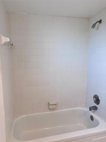 Building Photo - 1407 NE 56th St