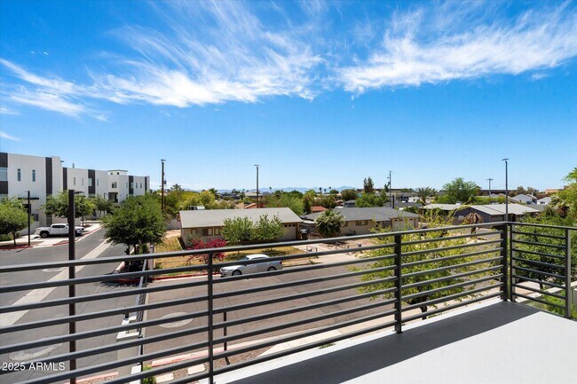 Building Photo - 1717 E Morten Ave