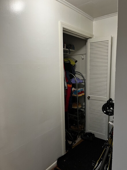 Closet - 627 S Negley Ave