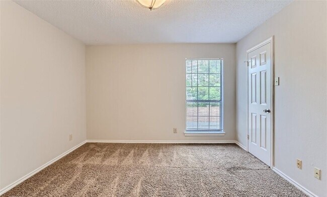 Building Photo - 16301 Ledgemont Ln