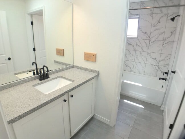 Building Photo - Gorgeous, Newer 3 bedroom in Los Lunas! Op...