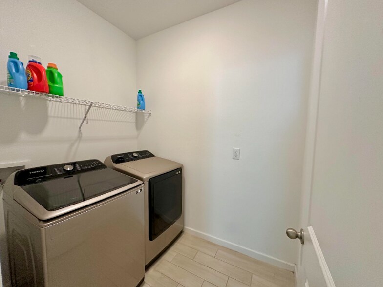 Building Photo - 3501 Yarian Dr