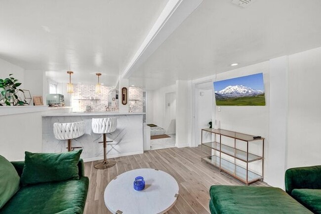 Building Photo - Elegant 1BR Basement Suite in Downtown His...