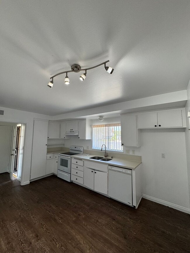 Building Photo - 6512 Cadiz Cir