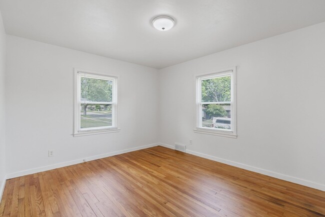 Building Photo - 504 Roland Ave