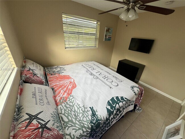 Building Photo - 4731 SW 25th Ave