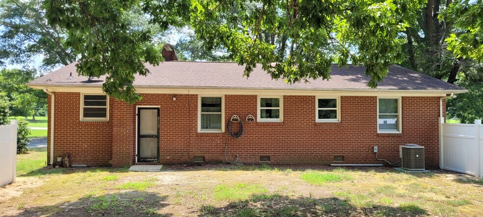 Building Photo - 8326 Linville Rd