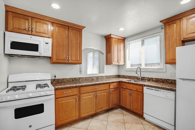 Building Photo - 3/1 Available Now Daly City