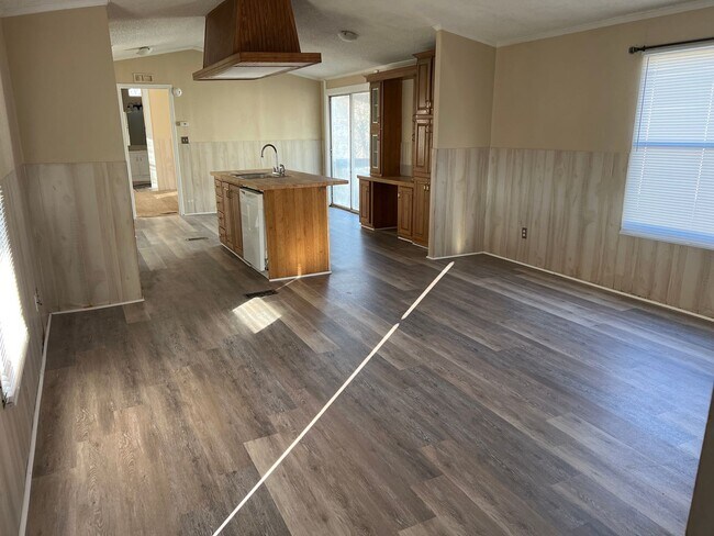 Building Photo - In the KEYS ... Open Floor plan 3 bedroom 2 bathroom