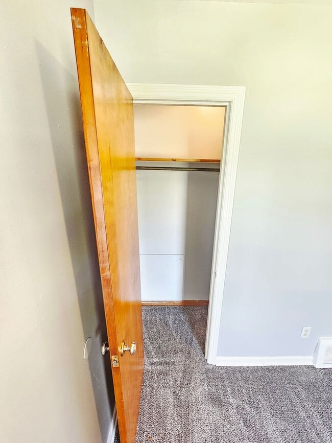 Building Photo - Renovated 2BR/1BA Home