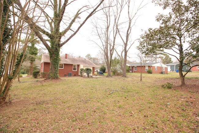 Building Photo - Adorable and affordable!  3 Bedroom Ranch ...