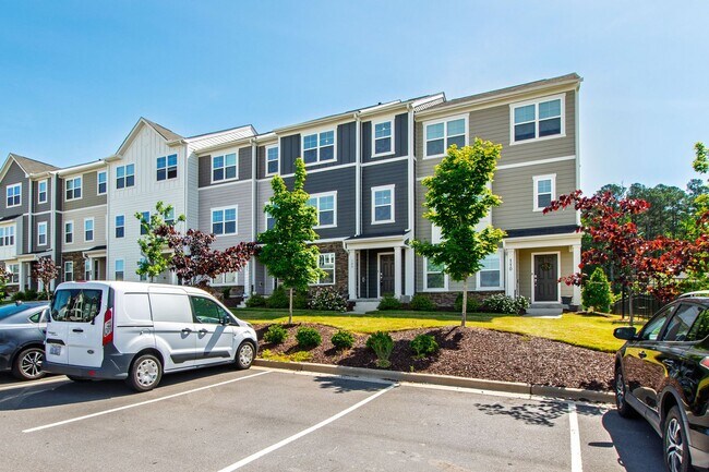 Building Photo - Bright, Spacious & Move-In Ready Townhome ...