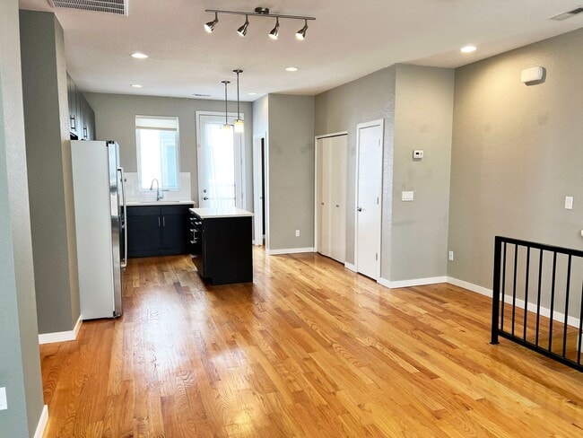 Building Photo - Luxury Slot-Style Town Home in the Heart of RiNo