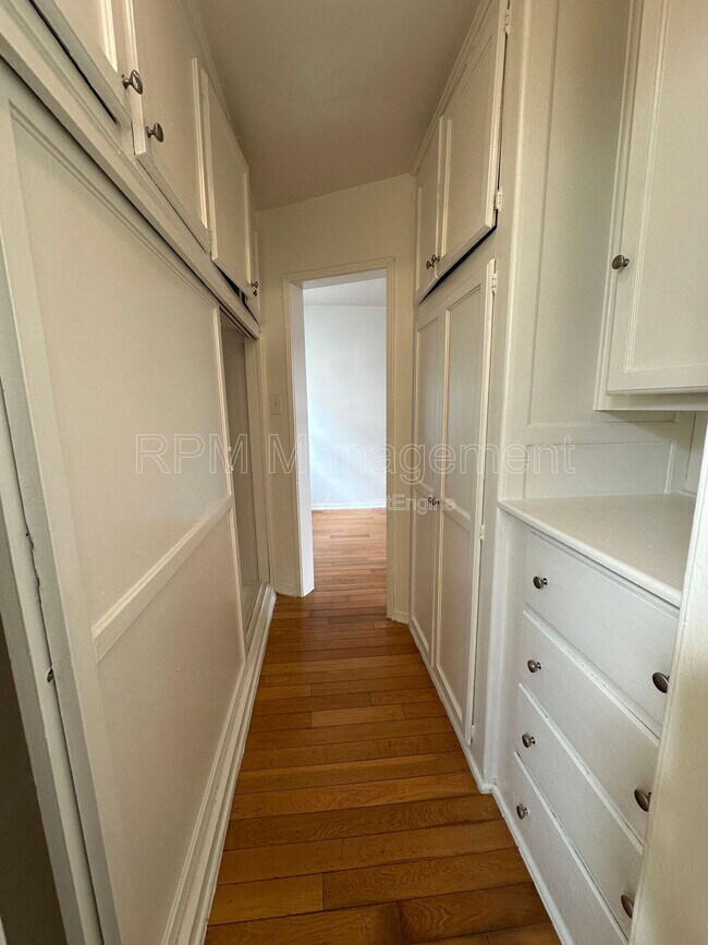 Building Photo - 1737 N Sycamore Ave