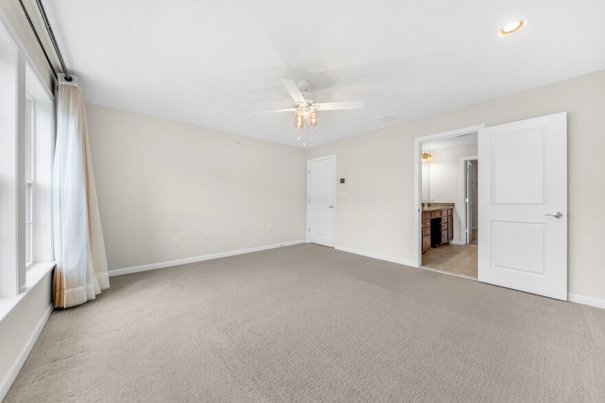 Building Photo - 5 Chestnut Crk