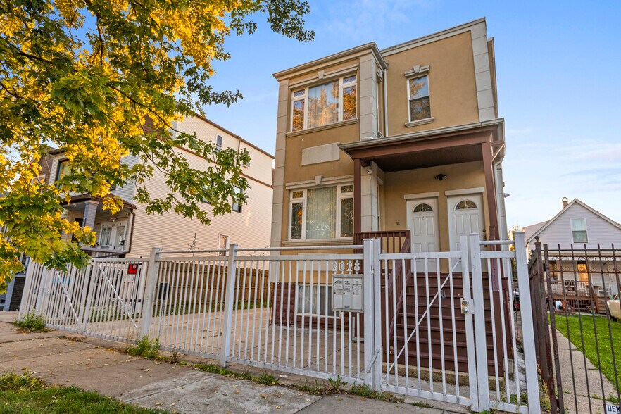 Building Photo - 2028 N Hamlin Ave