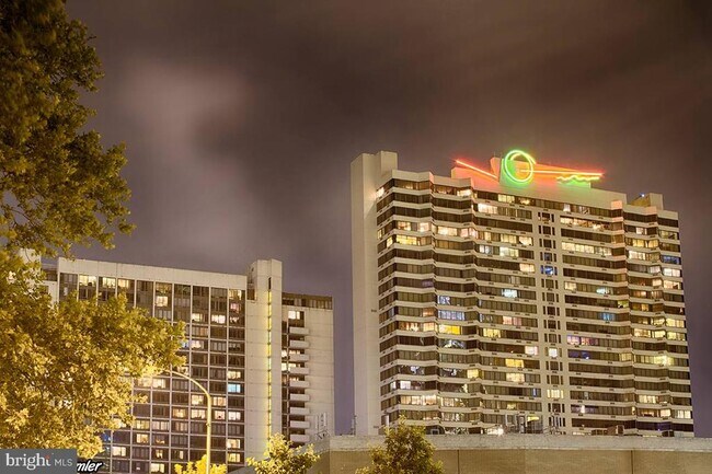 Building Photo - 2001 Hamilton St