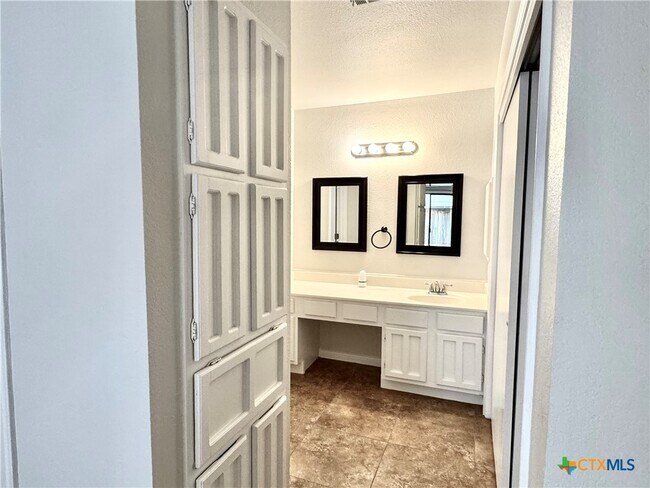 Building Photo - 1202 Thorpe Ln