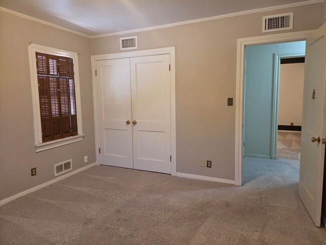 Building Photo - Large Three Bedroom Home