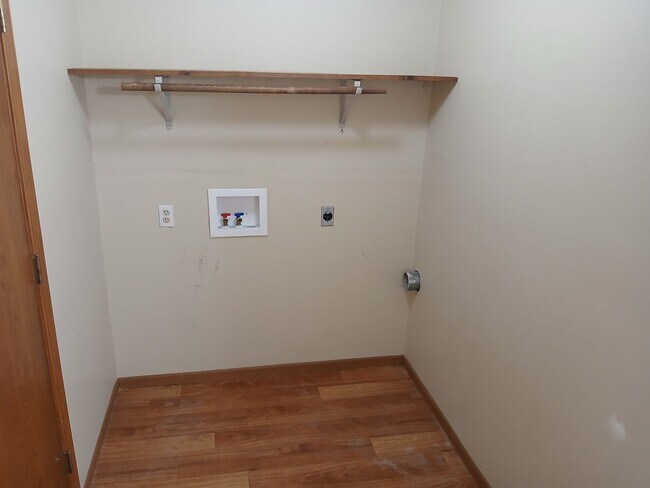 Building Photo - 3 bedrooms, 2.5 bathrooms, 2 car garage, with bonus flex room!