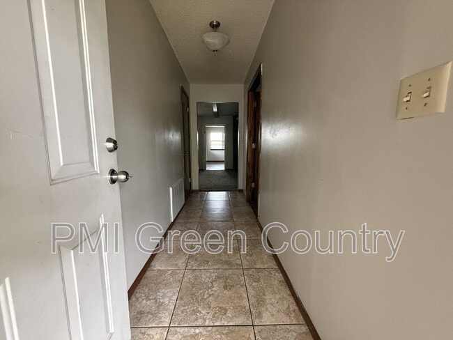 Building Photo - 615 Cumberland Dr