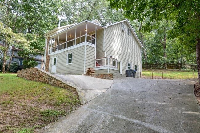 Building Photo - 639 Lakeshore Dr NW