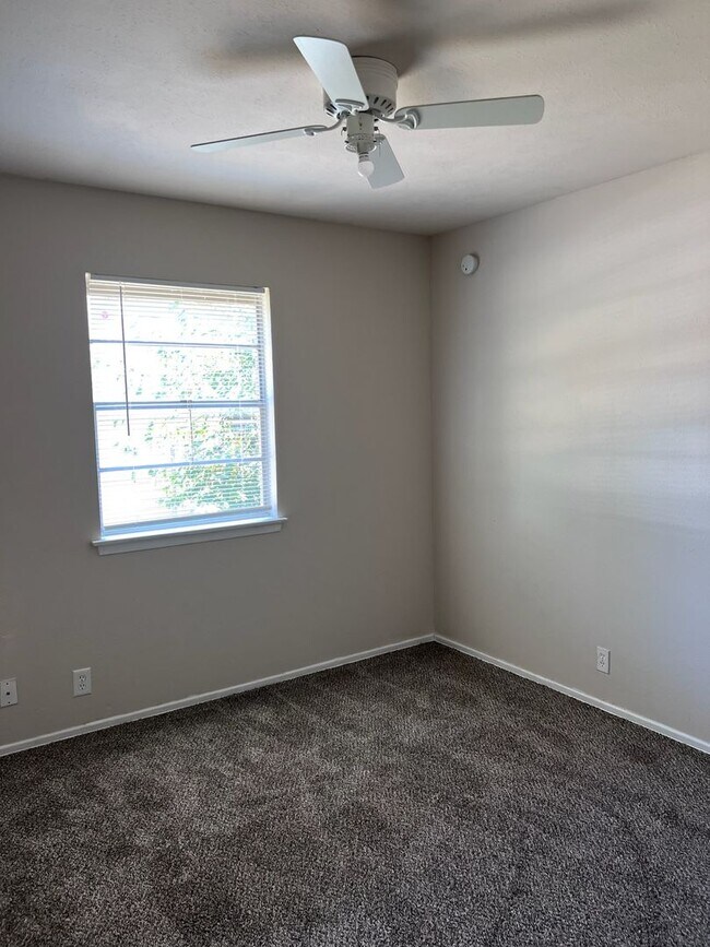 Building Photo - 1217 Briarwood Dr