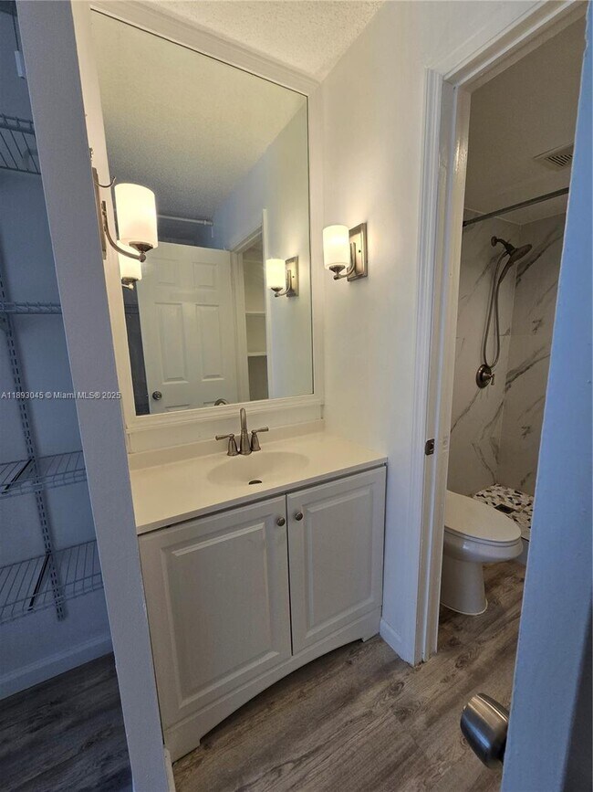 Building Photo - 3730 Inverrary Dr