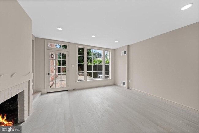 Building Photo - 1525 35th St NW