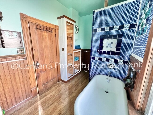 Building Photo - Historic home centrally located and beauti...