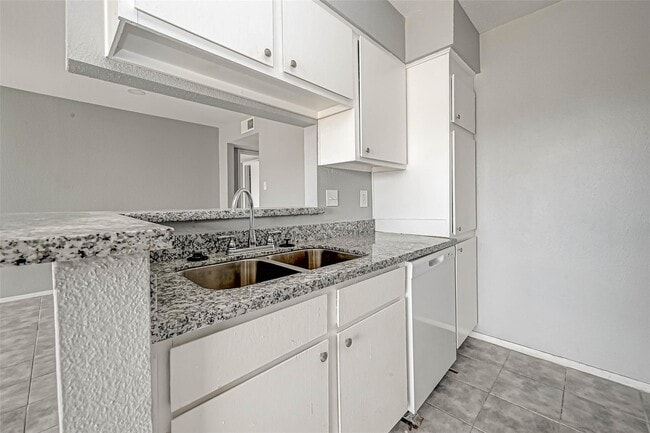 Building Photo - 13480 S Thorntree Dr