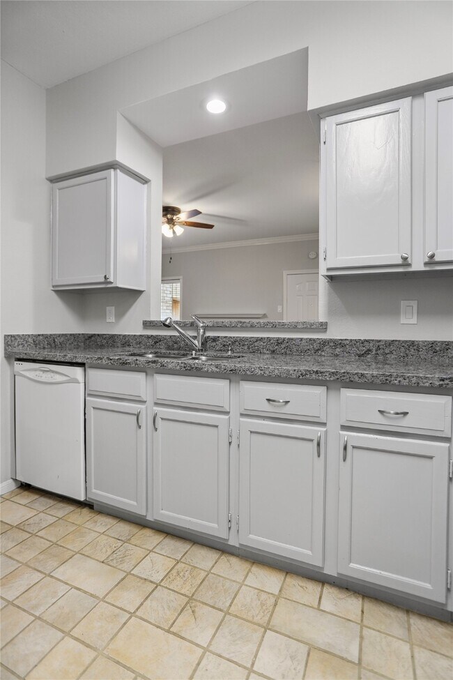 Building Photo - 3800 Tanglewilde St