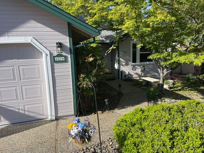 Building Photo - Oroville-Furnished-Turnkey-3 bedroom 2 bath home, hot tub, gazebo, landscaped yard, solar