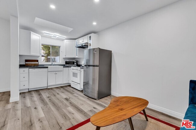 Building Photo - 653 N W Knoll Dr