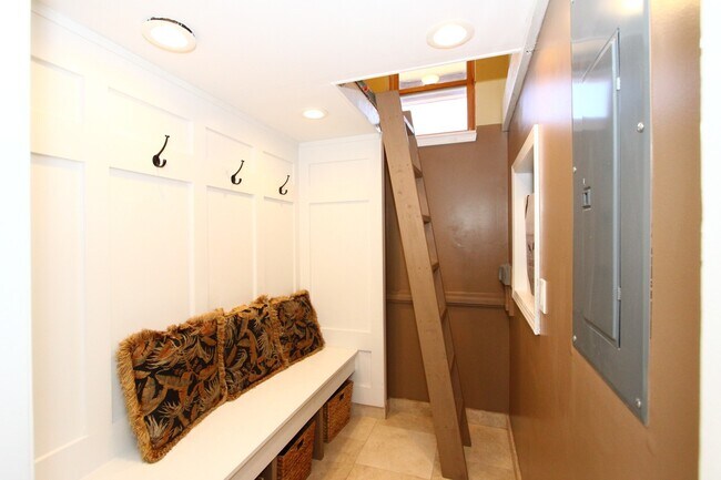 Building Photo - Large 4 bedroom, 3 bath, 4+ parking, gated single family house in Kalihi