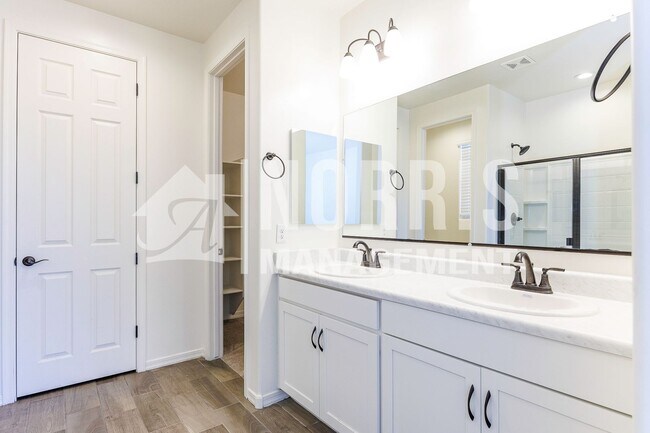 Building Photo - Beautiful Home in Villago